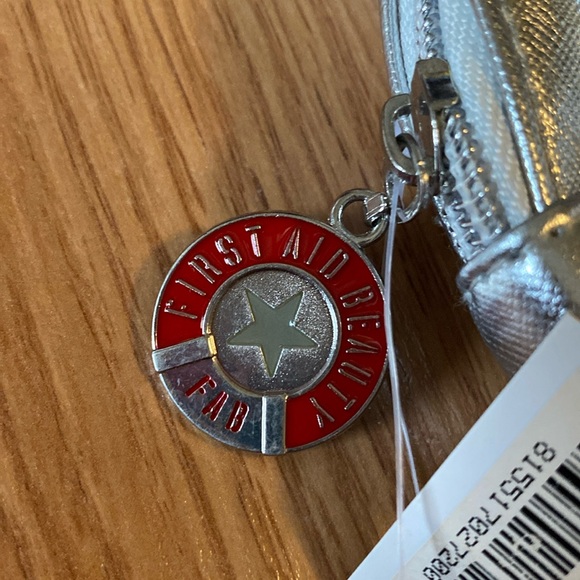 ❤️ First Aid Beauty Silver and White Stars Pouch NWOT - Picture 3 of 6